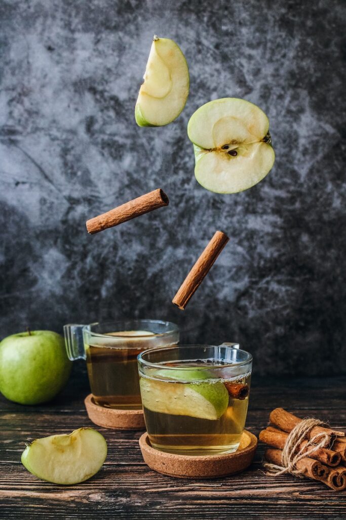 Apple Cider Vinegar For Weight Loss. Photo of Slice Green Apple, Vinegar and Cinnamon Stick